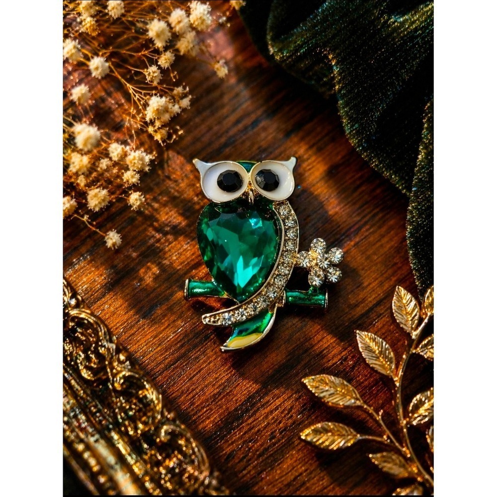 Small Gold Tone Emerald Owl Brooch –Green Gemstone Rhinestone Vintage Inspo Pin